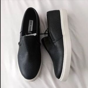 Steve Madden Perforated Slip ons SIZE:8.5